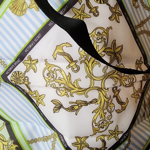 NWOT Victoria's Secret Thermal Zippered Carrying Tote - Picture 6 of 6